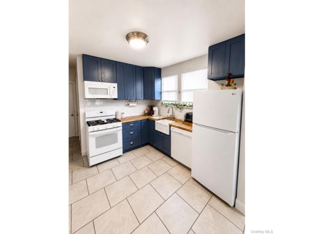  3 BR,  1.00 BTH &nbsp;Colonial style home in West Brighton
