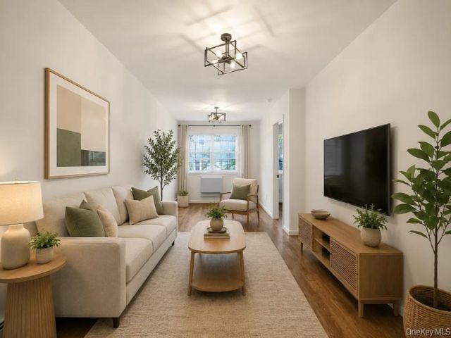  3 BR,  2.00 BTH &nbsp;Colonial style home in Morrisania