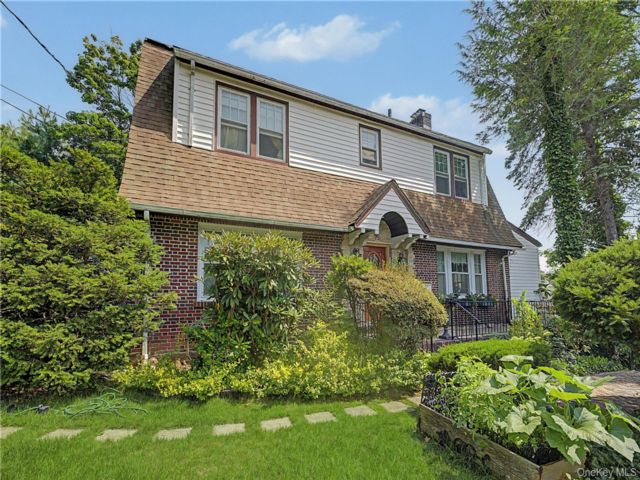  4 BR,  4.00 BTH &nbsp;Colonial style home in Mount Vernon