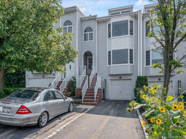  2 BR,  2.00 BTH &nbsp;Condo style home in Douglaston