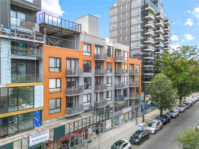  1 BR,  1.00 BTH &nbsp;Mid rise style home in Flushing