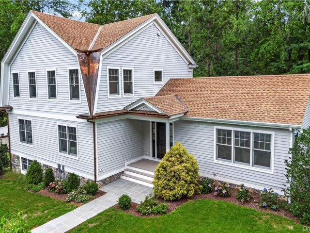  3 BR,  3.00 BTH &nbsp;Cape cod style home in South Salem