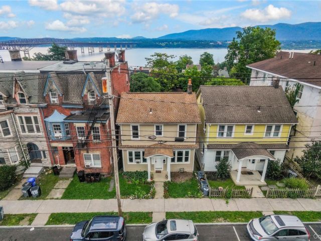  4 BR,  2.00 BTH &nbsp;Colonial style home in Newburgh