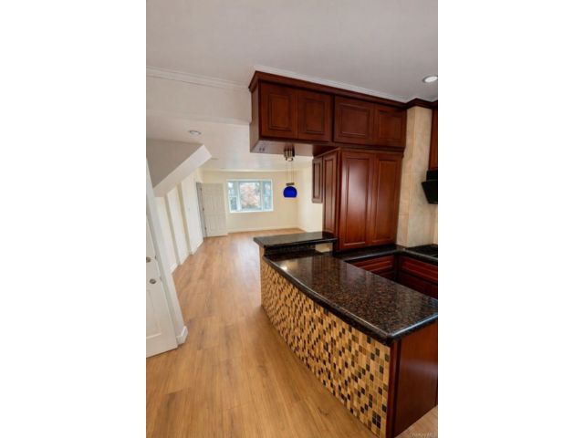  4 BR,  1.00 BTH &nbsp;Colonial style home in College Point