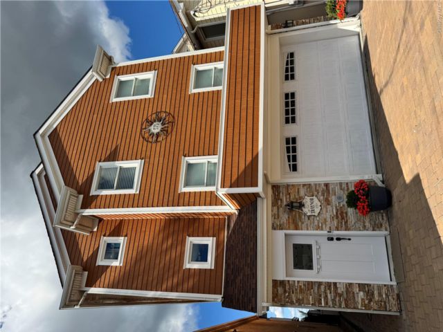  4 BR,  4.00 BTH &nbsp;A-frame style home in Long Beach
