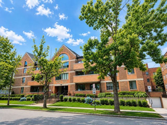 1 BR,  2.00 BTH &nbsp;Modern style home in Great Neck