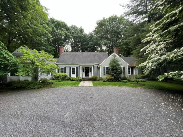  5 BR,  4.00 BTH &nbsp;Colonial style home in Glen Cove