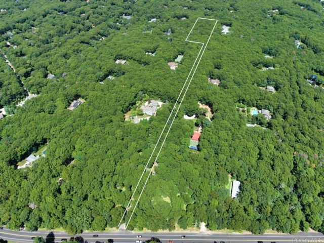 Lot <b>Size:</b>  &nbsp;House style home in East Hampton