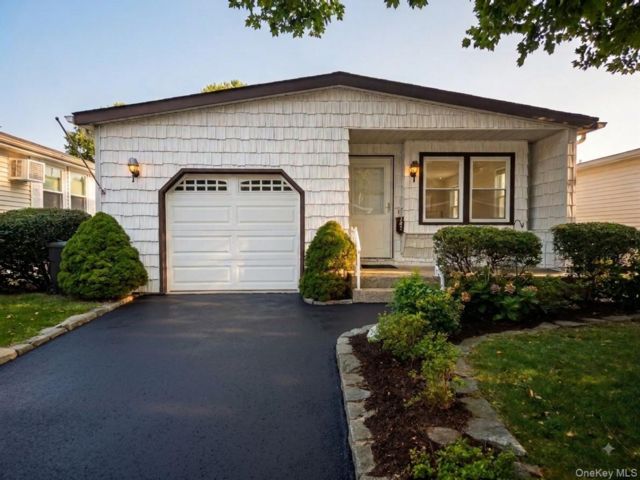  2 BR,  2.00 BTH &nbsp;Other style home in Manorville