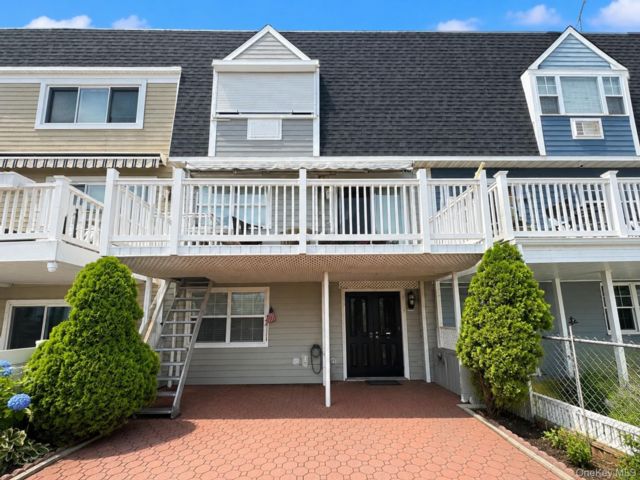  3 BR,  3.00 BTH &nbsp;House style home in Rockaway Beach