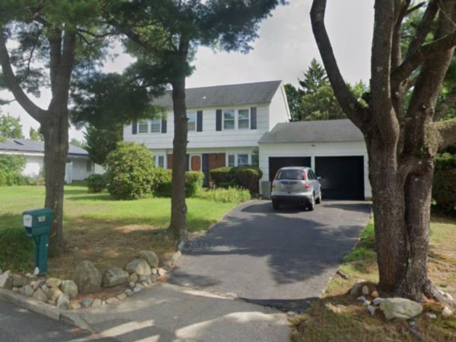  4 BR,  4.00 BTH &nbsp;Colonial style home in South Setauket