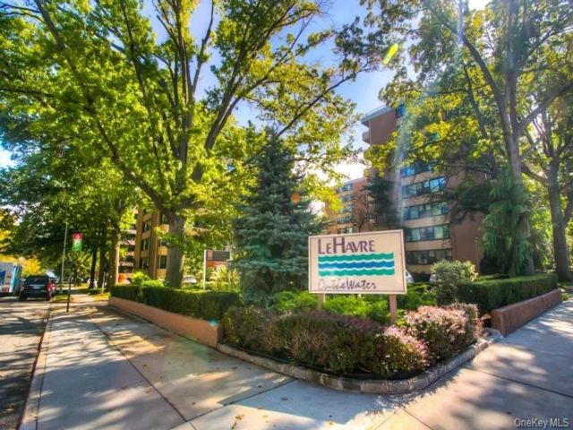  1 BR,  1.00 BTH &nbsp;High rise style home in Beechhurst