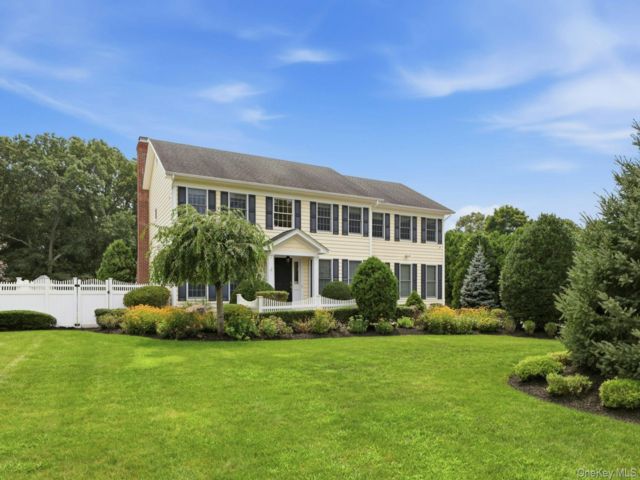  6 BR,  5.00 BTH &nbsp;Colonial style home in Selden