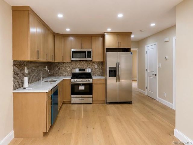  3 BR,  2.00 BTH &nbsp;Ranch style home in Middle Village