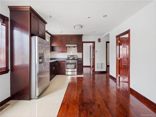  3 BR,  3.00 BTH &nbsp;Colonial style home in Oakland Gardens