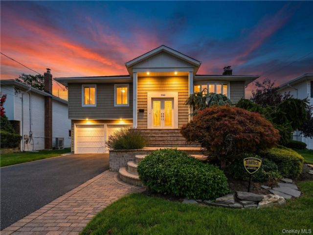  4 BR,  3.00 BTH &nbsp;Hi ranch style home in Merrick