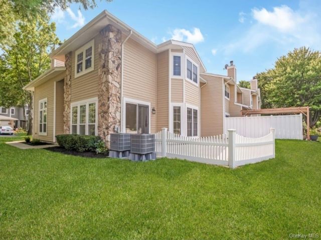  4 BR,  3.00 BTH &nbsp;Condo style home in Holbrook