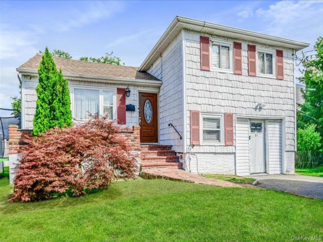 4 BR,  2.00 BTH &nbsp;Split level style home in Inwood