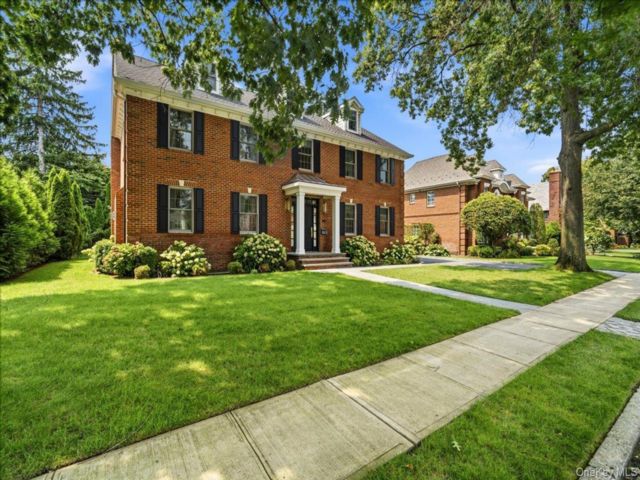  5 BR,  5.00 BTH &nbsp;Colonial style home in Garden City