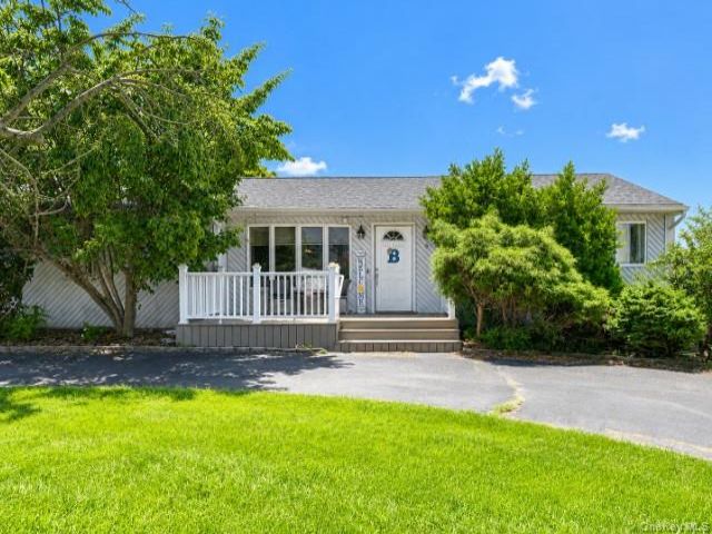  3 BR,  2.00 BTH &nbsp;Ranch style home in Holtsville