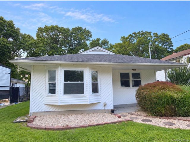  3 BR,  1.00 BTH &nbsp;Ranch style home in Shirley