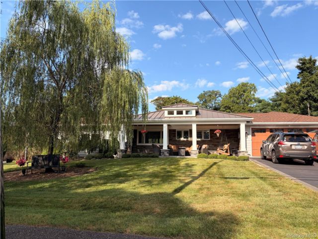  3 BR,  3.00 BTH &nbsp;Exp ranch style home in Bellport Village