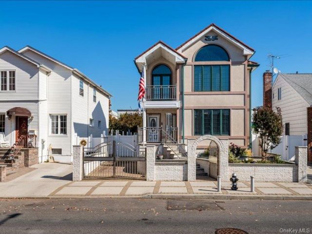  4 BR,  2.00 BTH &nbsp;Contemporary style home in Middle Village