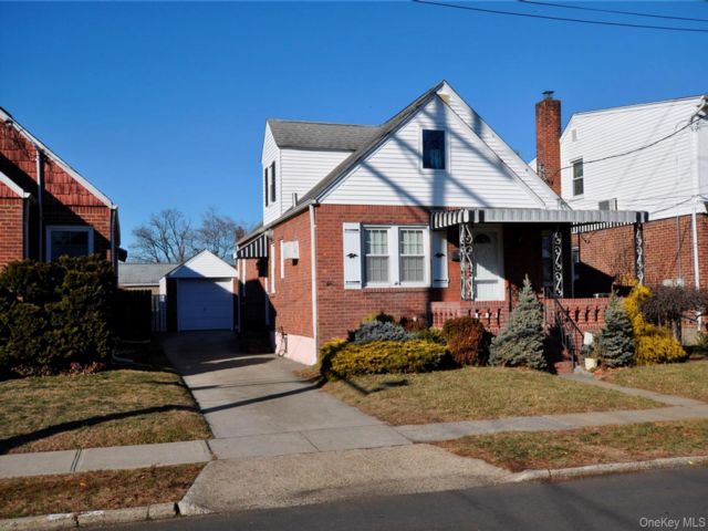  3 BR,  1.00 BTH &nbsp;Cape cod style home in New Hyde Park