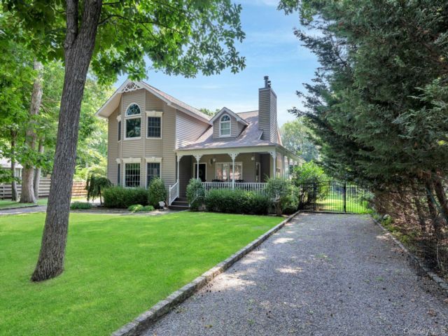  4 BR,  3.00 BTH &nbsp;Traditional style home in East Marion