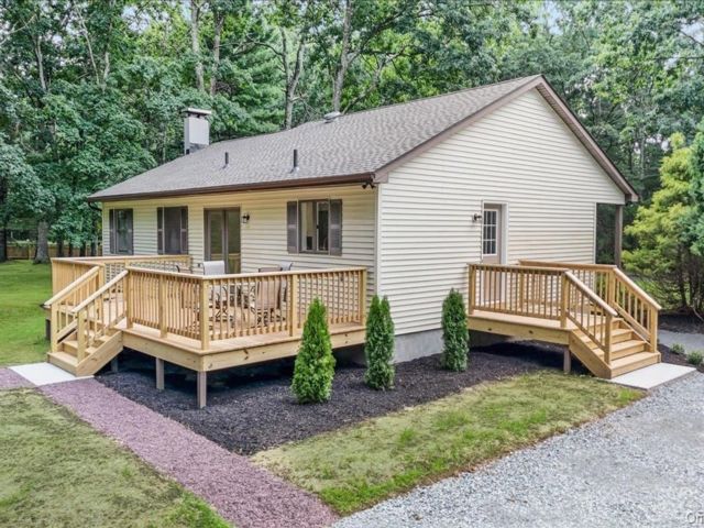  2 BR,  2.00 BTH &nbsp;Ranch style home in Huguenot