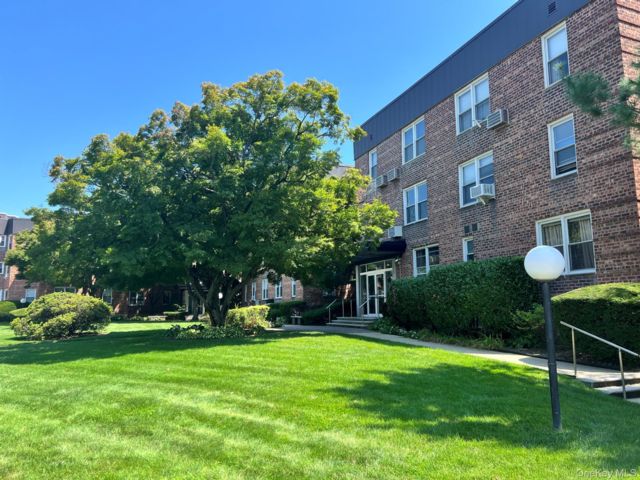  2 BR,  2.00 BTH &nbsp;Garden style home in Valley Stream