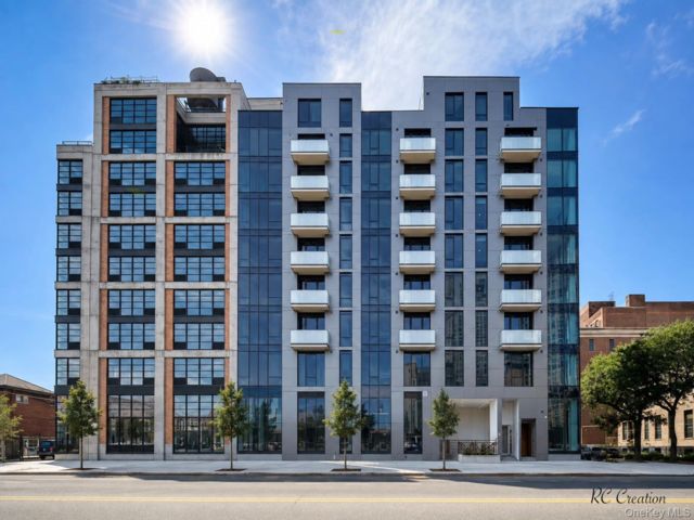  2 BR,  2.00 BTH &nbsp;Contemporary style home in Long Island City