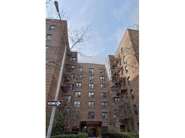 3 BR,  1.00 BTH &nbsp;Other style home in Elmhurst