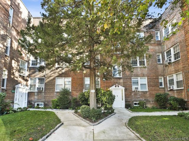  1 BR,  1.00 BTH &nbsp;Colonial style home in Great Neck Plaza
