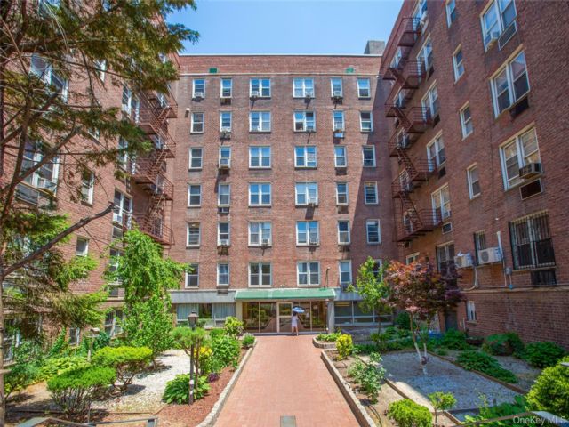  1 BR,  1.00 BTH &nbsp;Garden style home in Flushing