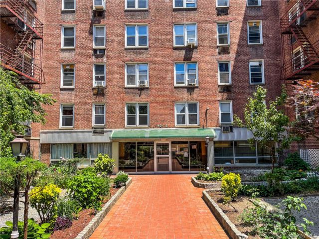  2 BR,  2.00 BTH &nbsp;Garden style home in Flushing