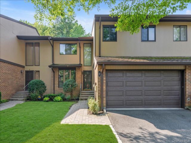  3 BR,  3.00 BTH &nbsp;Condo style home in Roslyn