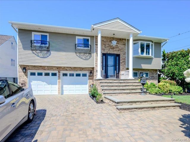  4 BR,  3.00 BTH &nbsp;Hi ranch style home in Seaford