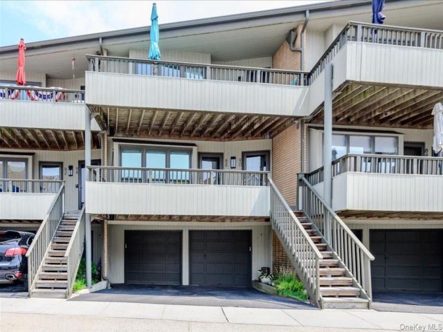  2 BR,  2.00 BTH &nbsp;Condo style home in Long Beach