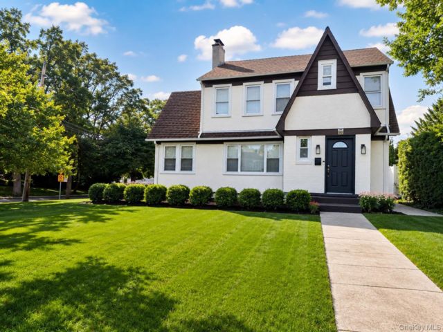  4 BR,  4.00 BTH &nbsp;Colonial style home in Woodmere