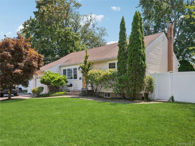  3 BR,  3.00 BTH &nbsp;Exp ranch style home in West Babylon