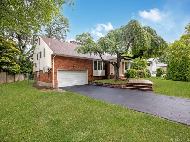  5 BR,  3.00 BTH &nbsp;Split level style home in Jericho