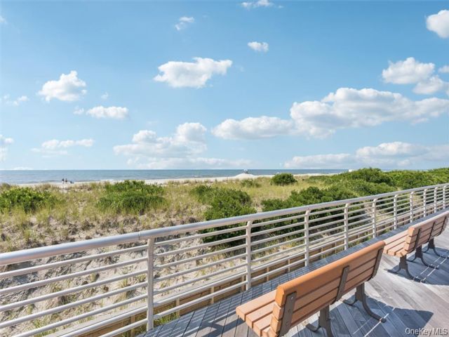  3 BR,  3.00 BTH &nbsp;Condo style home in Long Beach