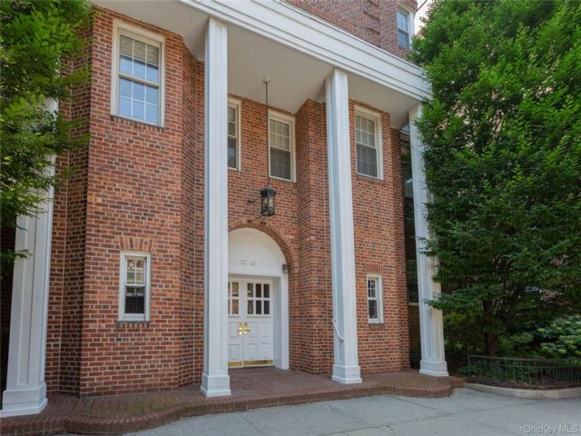  2 BR,  1.00 BTH &nbsp;Mid rise style home in Jackson Heights