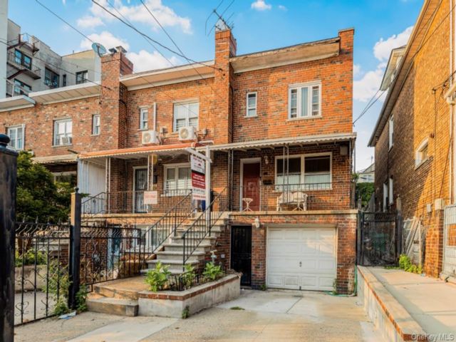  3 BR,  2.00 BTH &nbsp;Colonial style home in Wakefield