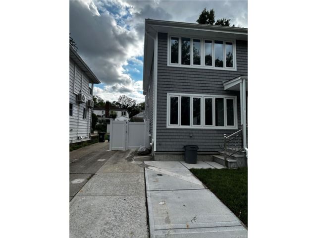 3 BR,  3.00 BTH &nbsp;Other style home in Oakland Gardens