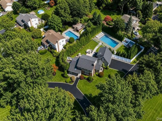  4 BR,  3.00 BTH &nbsp;Colonial style home in East Northport