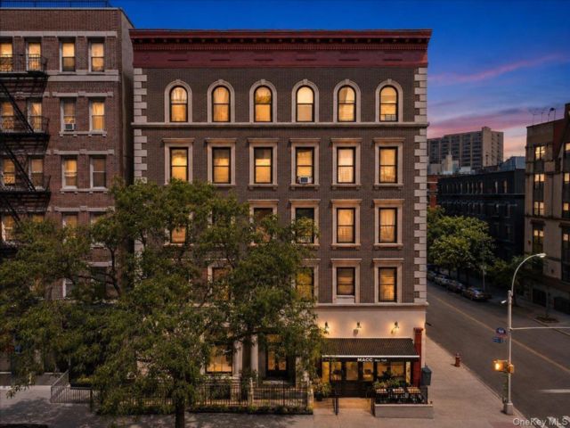  3 BR,  1.00 BTH &nbsp;Mid rise style home in New York (manhattan)