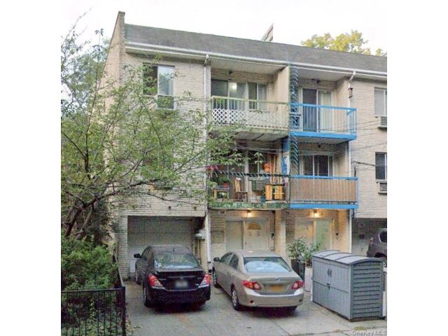  9 BR,  6.00 BTH &nbsp;House style home in Forest Hills