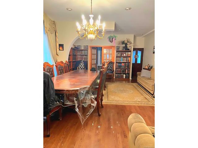  3 BR,  1.00 BTH &nbsp;Full floor apar style home in Kensington